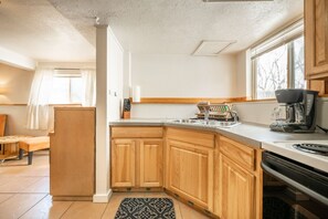 Réfrigérateur, micro-ondes, plaque de cuisson, cafetière/bouilloire