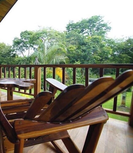 PAVONES Modern BUNGALOW, Close to SURF! WIFI, AC, HOT H20! 2 min Walk to Beach.