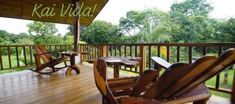 PAVONES Modern BUNGALOW, Close to SURF! WIFI, AC, HOT H20! 2 min Walk to Beach.