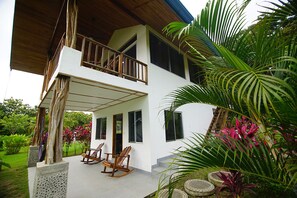 Property grounds - PAVONES Modern BUNGALOW, Close to SURF! WIFI, AC, HOT H20! 2 min Walk to Beach. (Pavones)