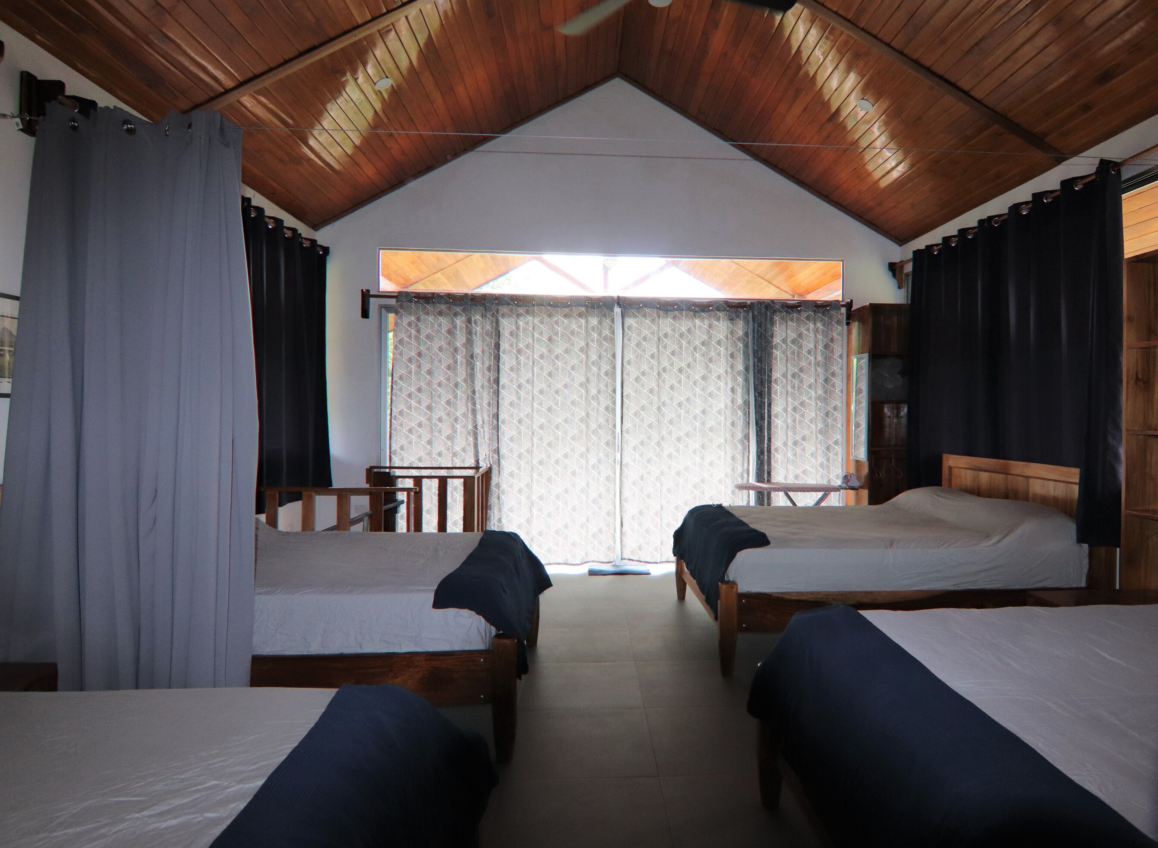 1 slaapkamer, een kluis op de kamer, een strijkplank/strijkijzer