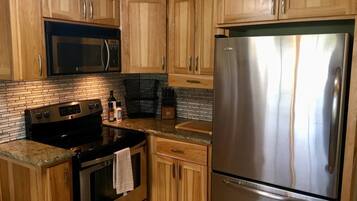 Casa (4 Bedrooms) | Cocina privada | Microondas, horno, parrilla de estufa y lavavajillas