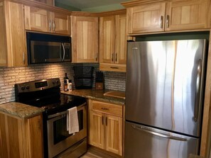 House (4 Bedrooms) | Private kitchen | Microwave, oven, stovetop, dishwasher - Racing Horse Ranch and Guest House with Golf (Grants Pass)