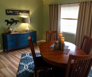 House (4 Bedrooms) | In-room dining - Racing Horse Ranch and Guest House with Golf (Grants Pass)