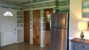 House (4 Bedrooms) | Private kitchen | Microwave, oven, stovetop, dishwasher
