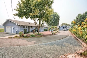 Property grounds - Racing Horse Ranch and Guest House with Golf (Grants Pass)