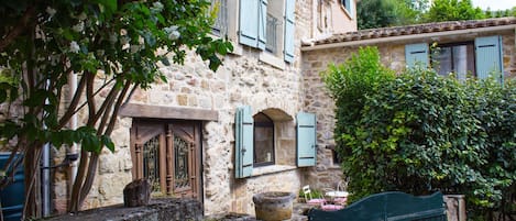 المنطقة المحيطة بالمنشأة