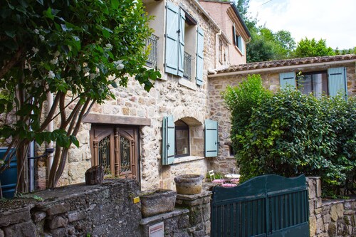 Maison de campagne située dans un endroit rural avec des jardins en terrasses et une superbe piscine