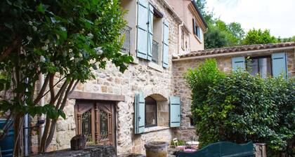 Maalaistalo sijaitsee maaseudulla, jossa on rivitaloja ja upea uima-allas