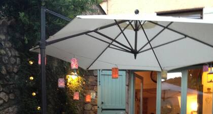 Maalaistalo sijaitsee maaseudulla, jossa on rivitaloja ja upea uima-allas