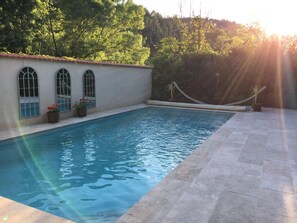 Una piscina al aire libre