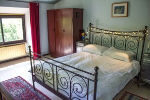 3 bedrooms, desk, iron/ironing board, travel cot