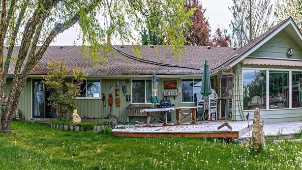 A house with a deck, a dining table, and a barbecue grill. - Hopyard View Farm - A Farm Experience in Ashland (Ashland)
