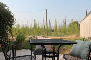 Studio (2 Bedrooms) | Terrace/patio - Hopyard View Farm - A Farm Experience in Ashland (Ashland)