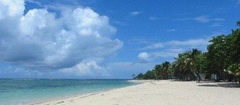 Sunrise Cottage, directly on the beach