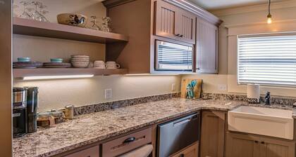 Redtail Suites ~ Entire Home ~ Sleeps 12 ~ Tesla Station