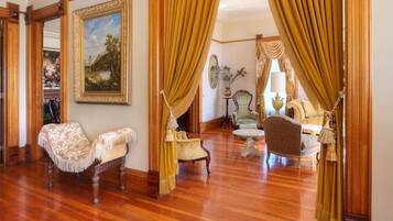 House (5 Bedrooms) | Living area | TV