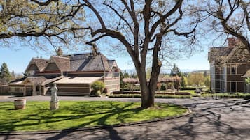 House (5 Bedrooms) | Street view