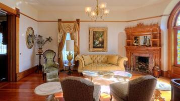 House (5 Bedrooms) | Living area | TV