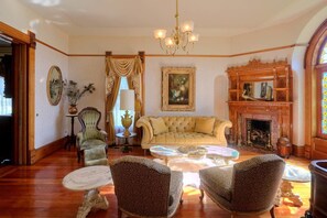 獨棟房屋 (5 Bedrooms) | 起居區 | 電視