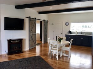 In-room dining - Dream Cottage at Paschal Winery (Talent)
