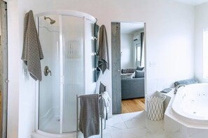 Dusche, kostenlose Toilettenartikel, Haartrockner, Handtücher