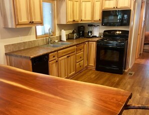 Full-sized fridge, microwave, oven, stovetop