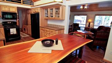 2 bedrooms, premium bedding, iron/ironing board, free WiFi