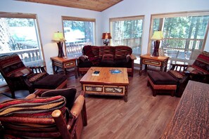 2 makuuhuonetta, ylelliset vuodevaatteet, silitysrauta/-lauta