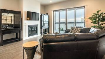 Appartement (3 Bedrooms) | Aire de séjour | Téléviseur, foyer, chaîne audio