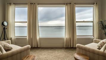 Appartement (3 Bedrooms) | Aire de séjour | Téléviseur, foyer, chaîne audio