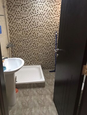 Combined shower/tub