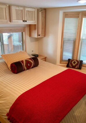 2 bilik tidur, peralatan tempat tidur premium, seterika/papan seterika