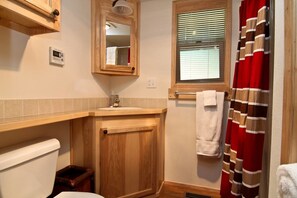 Regadera, amenidades de baño gratuitas, secadora de cabello, toallas