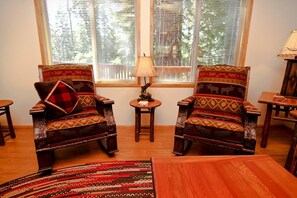 Smart TV, fireplace, DVD player - #47 The Cabins at Hyatt Lake - Sleeps 5 - Hot Tub (Ashland)