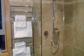 Douche, sèche-cheveux, serviettes fournies, savon