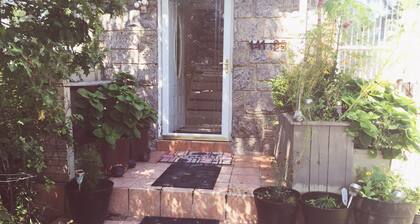 2-floor private house, 3 bedrooms, sunny, contemporary, safe, free parking