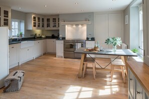 Fridge, microwave, oven, stovetop - Boutique & dog friendly.  (Zeal Monachorum)