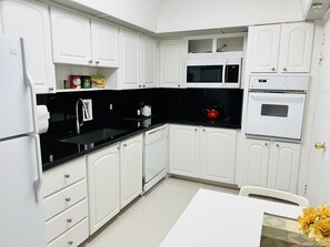 Refrigerador, microondas, horno, placa de cocina