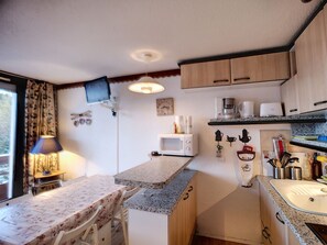 Kylskåp, mikrovågsugn, ugn och kaffe- och tebryggare