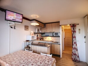 Refrigerador, microondas, horno y cafetera y tetera 