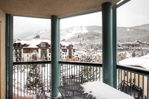 Apartamento, varias camas (Centennial 3 Bedroom Condo unit no. 2) | Balcón