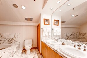 Apartamento, varias camas (Centennial 3 Bedroom Condo unit no. 2) | Baño | Secador de pelo