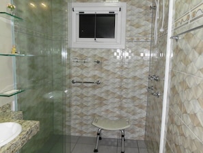 Regadera, secadora de cabello, toallas, jabón 