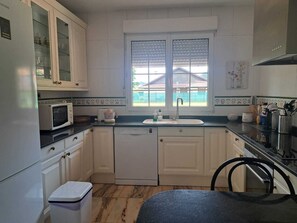 Kylskåp, mikrovågsugn, ugn och spishäll