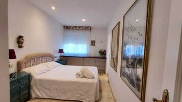 6 dormitorios, tabla de planchar con plancha, cuna de viaje