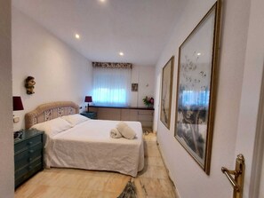 6 bedrooms, iron/ironing board, travel cot, free WiFi