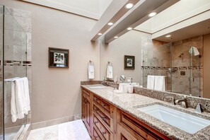 Apartment, Mehrere Betten | Badezimmer