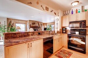 Appart'hôtel, plusieurs lits (Centennial 2 Bedroom Condo unit no. 1) | Cuisine privée