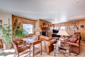 Appart'hôtel, plusieurs lits (Centennial 2 Bedroom Condo unit no. 1) | Salle de séjour